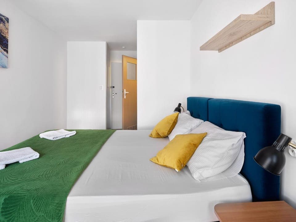 Bed, Living room, Photo of the whole room, Seating area, Bedroom, towels