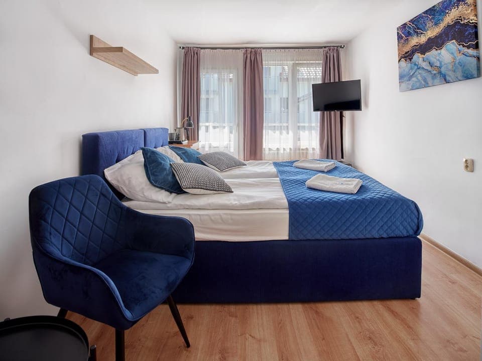 Bed, TV and multimedia, Living room, Photo of the whole room, Seating area, Bedroom, towels