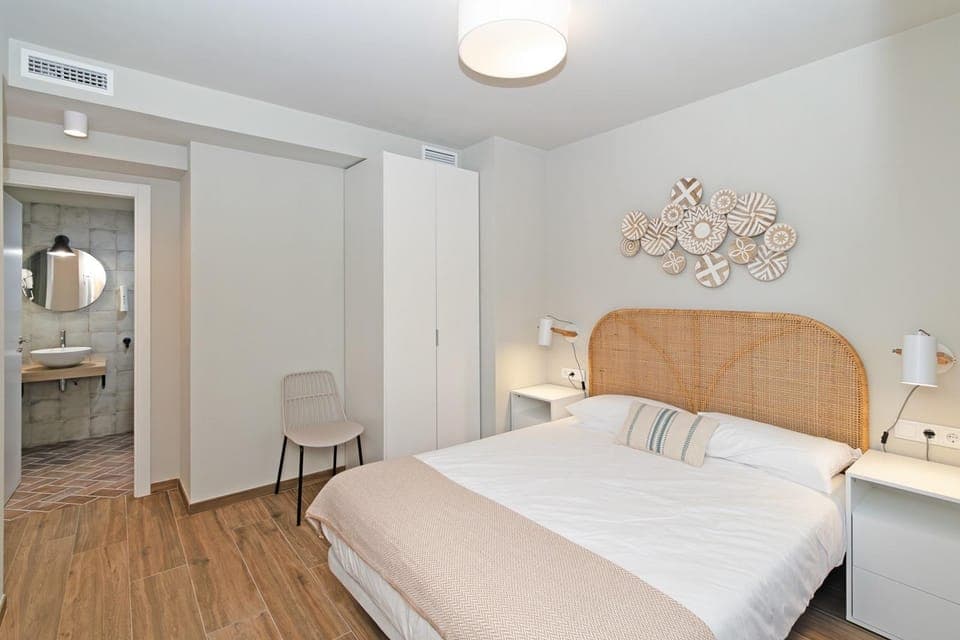 Photo of the whole room, Bedroom, wardrobe