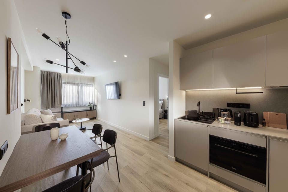 Kitchen or kitchenette, Living room, Seating area, Dining area, oven, stove