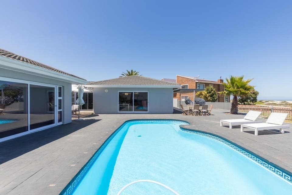 Property building, Day, Natural landscape, Swimming pool, sunbed