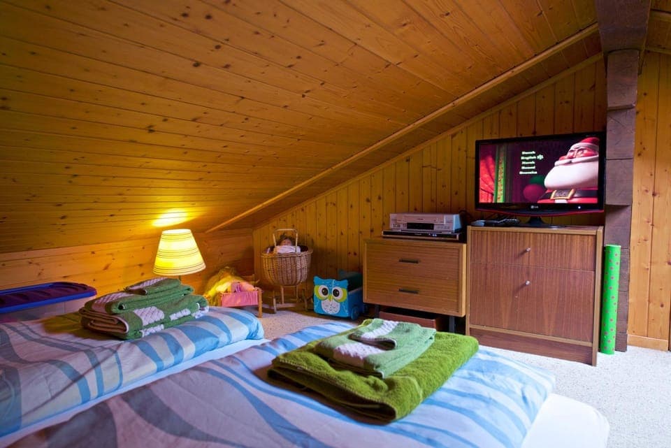 Communal lounge/ TV room, Bed, Game Room, TV and multimedia, Photo of the whole room, Evening entertainment, Bedroom