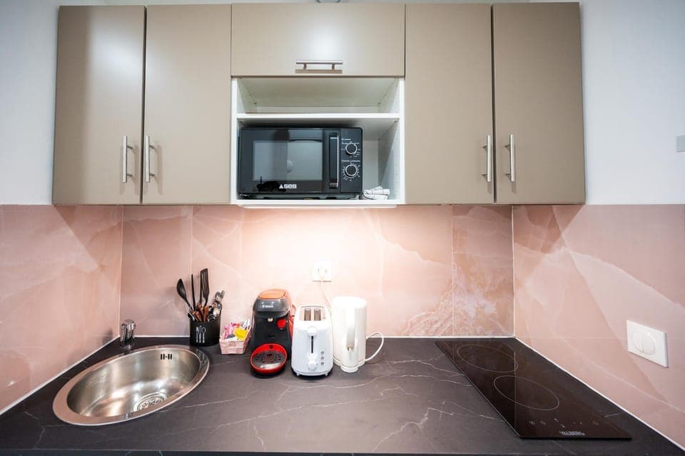 Coffee/tea facilities, microwave, stove