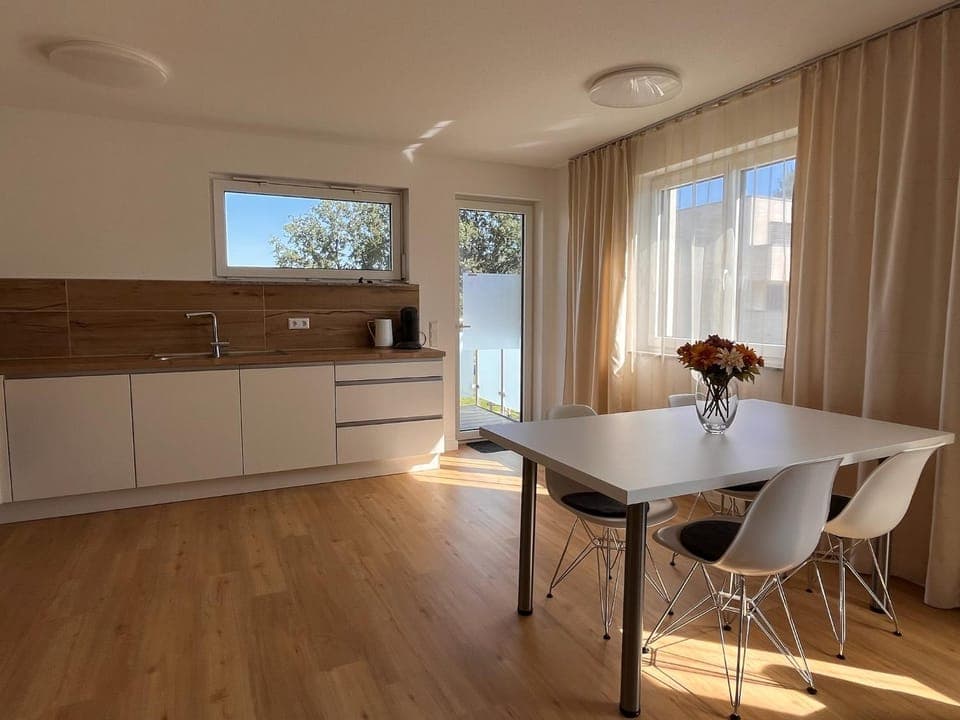 Kitchen or kitchenette, Seating area, Dining area