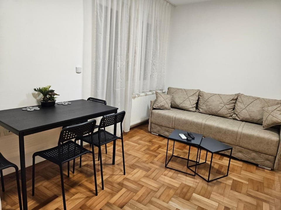 TV and multimedia, Living room, Seating area, Dining area