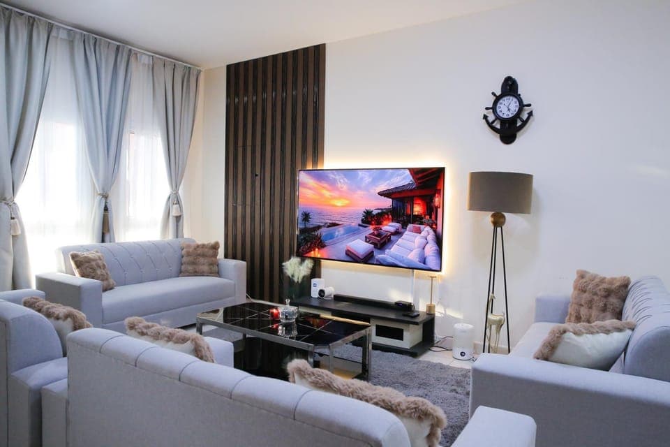 Communal lounge/ TV room, TV and multimedia, Living room, Seating area, Evening entertainment