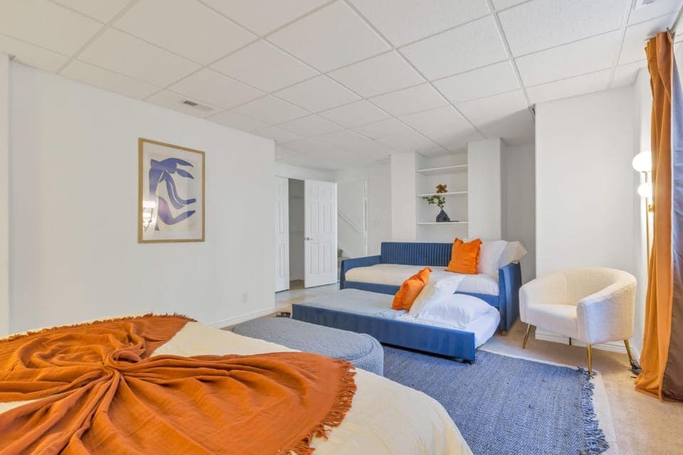 Bed, Photo of the whole room, Seating area, Bedroom