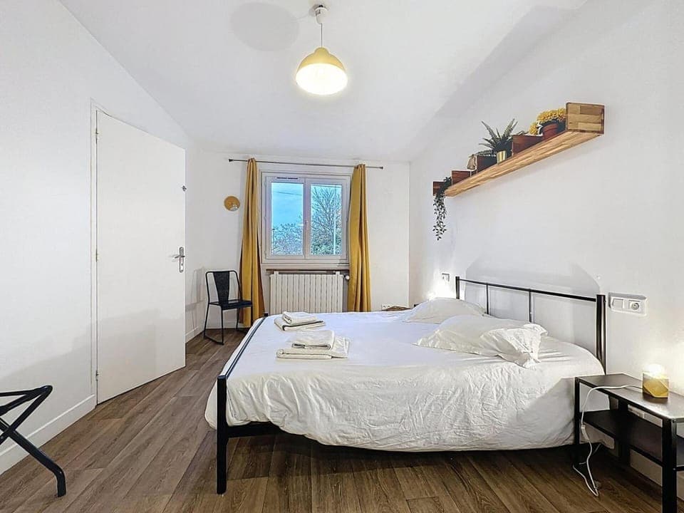 Bed, Photo of the whole room, Bedroom, towels