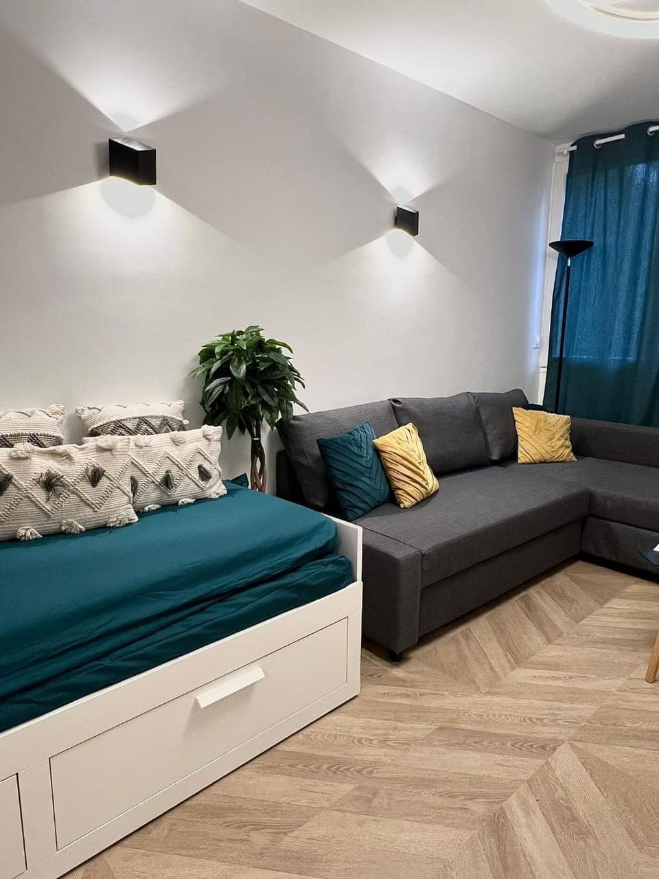 Communal lounge/ TV room, Bed, TV and multimedia, Living room, Photo of the whole room, Seating area, Bedroom