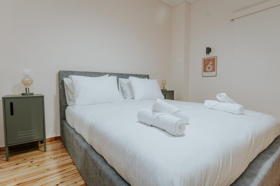 Bed, Photo of the whole room, Bedroom, towels