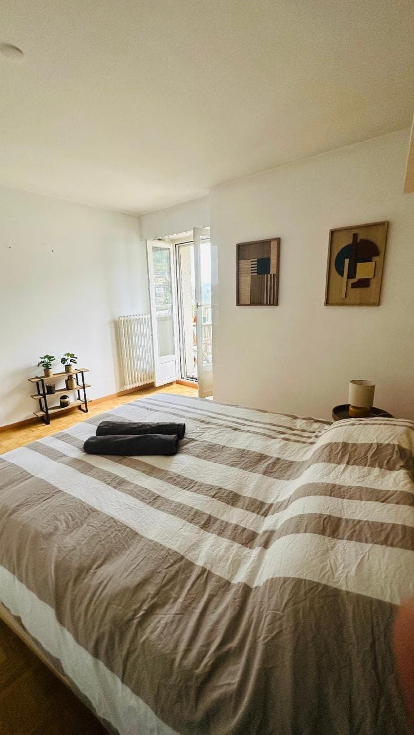 Bed, Photo of the whole room, Bedroom, towels