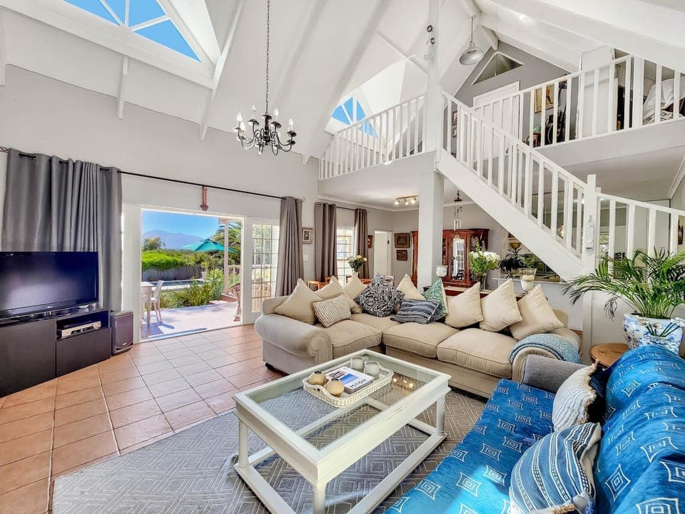 Communal lounge/ TV room, Living room, Seating area