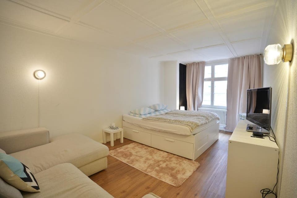 Bed, TV and multimedia, Bedroom