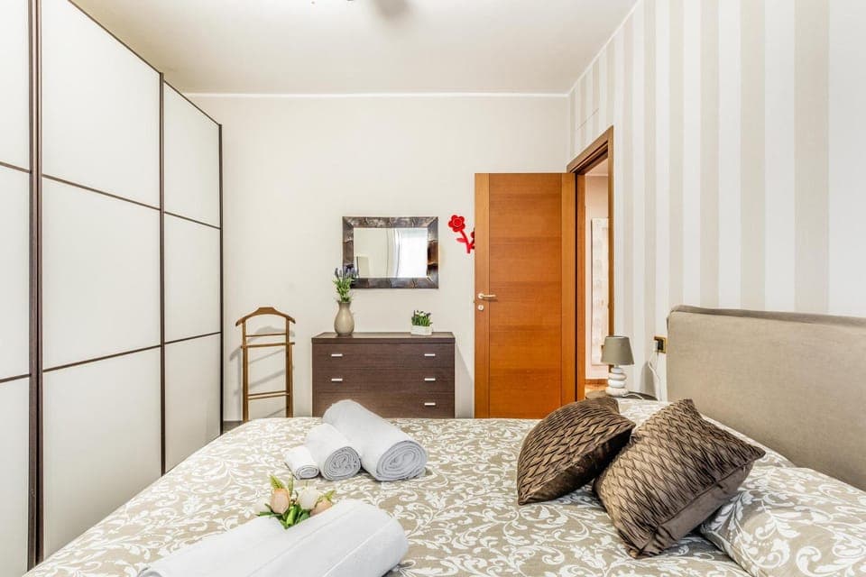 Bed, Photo of the whole room, Bedroom, towels, wardrobe