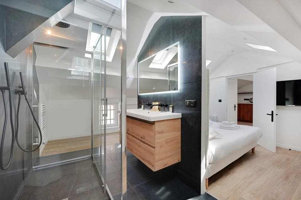 Shower, Bed, Bathroom, TV and multimedia, Bedroom