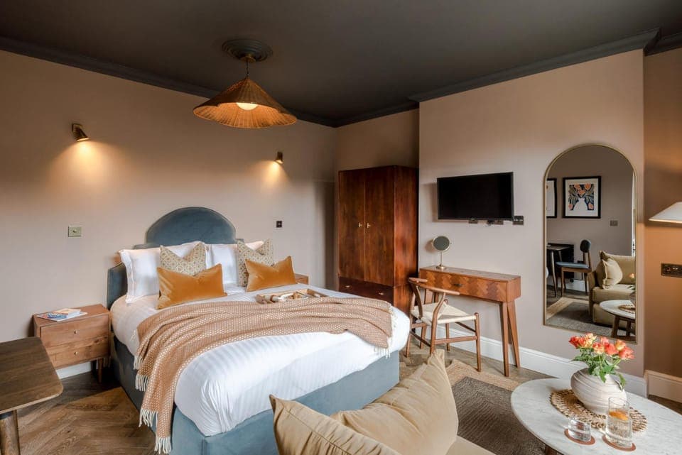 Bed, TV and multimedia, Living room, Seating area, Bedroom