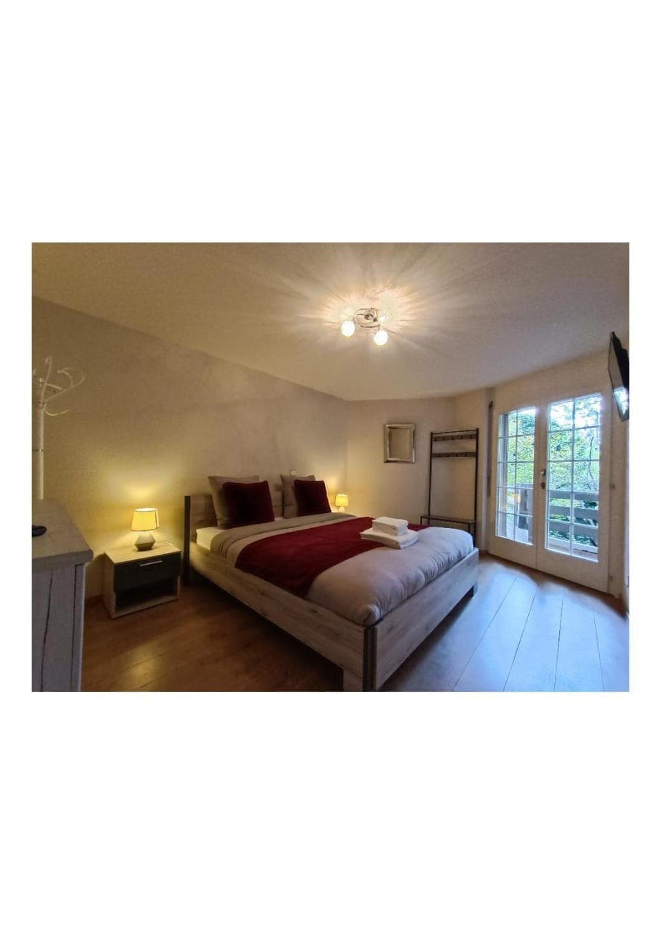 Bed, TV and multimedia, Photo of the whole room, Bedroom