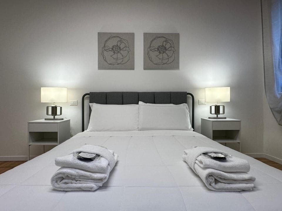 Bed, Bedroom, towels