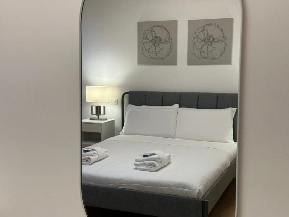 Bed, Bedroom, towels