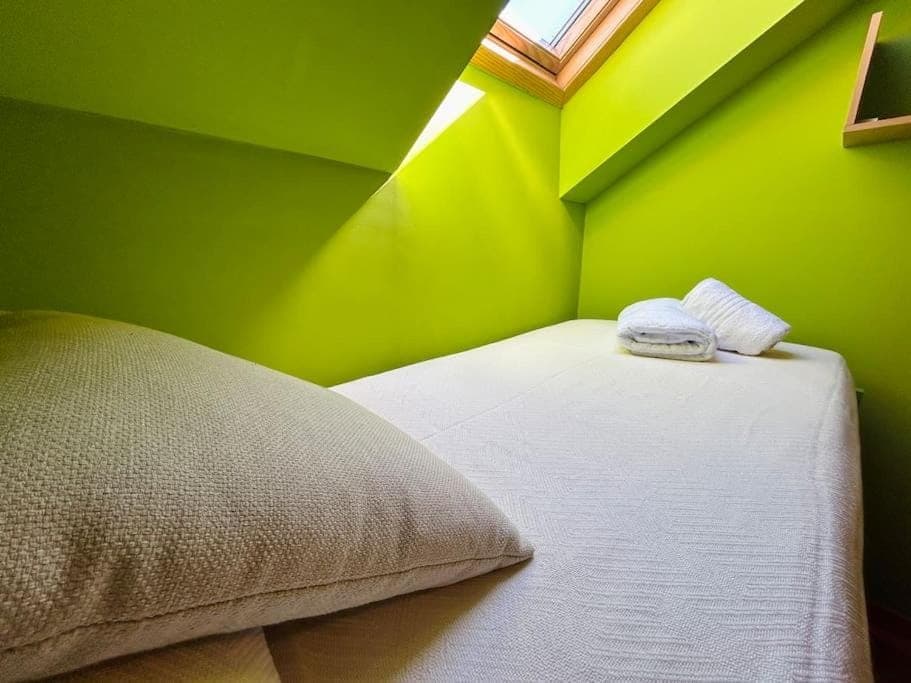 Photo of the whole room, Bedroom, towels