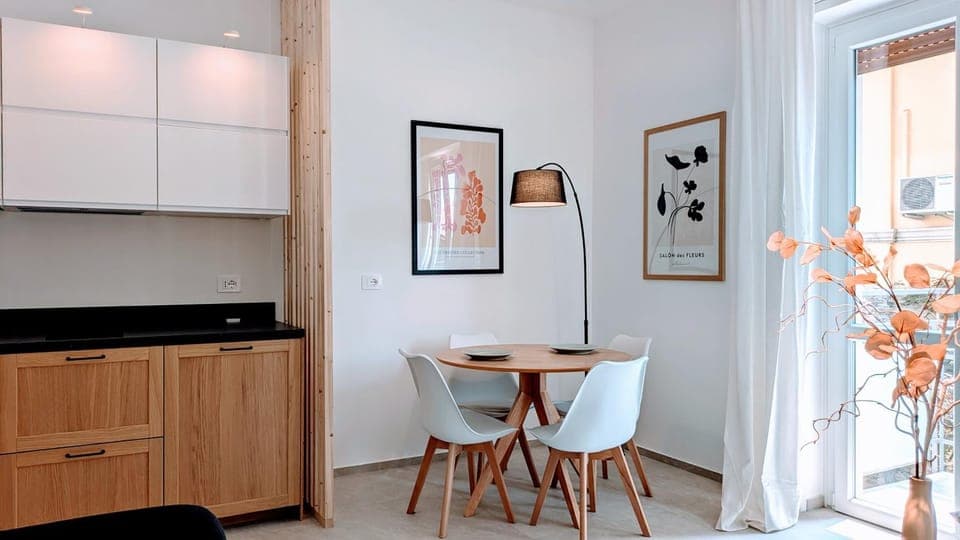 Kitchen or kitchenette, Dining area