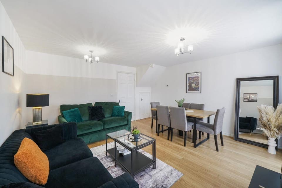 TV and multimedia, Living room, Seating area, Dining area