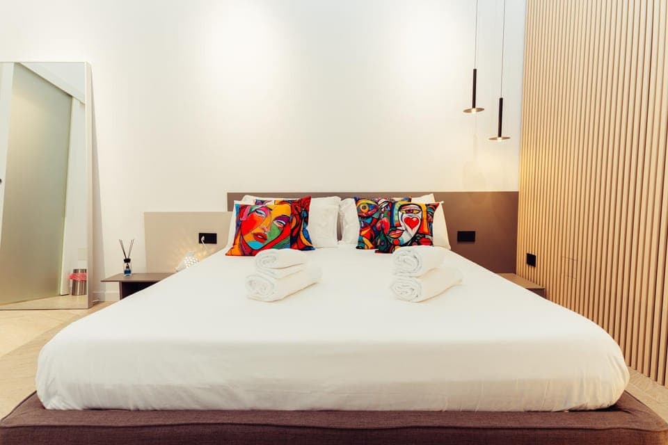 Bed, Photo of the whole room, Bedroom, towels