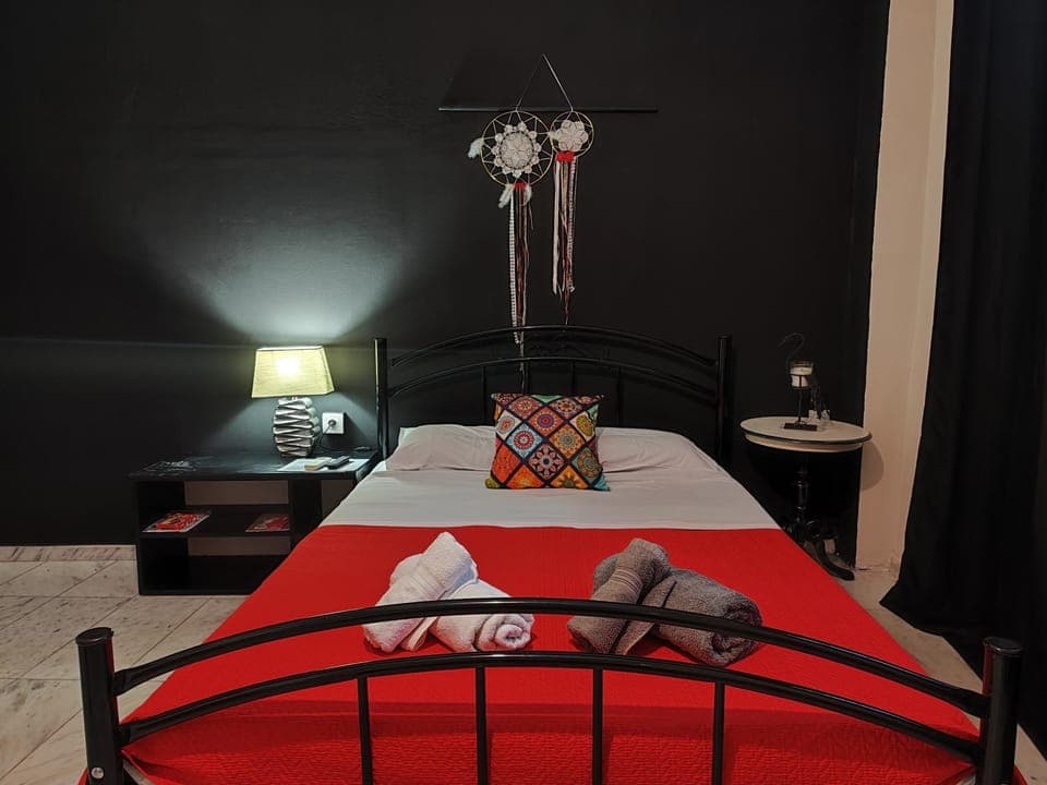 Bed, Bedroom, towels