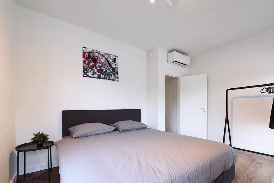 Bed, Photo of the whole room, Bedroom, fireplace