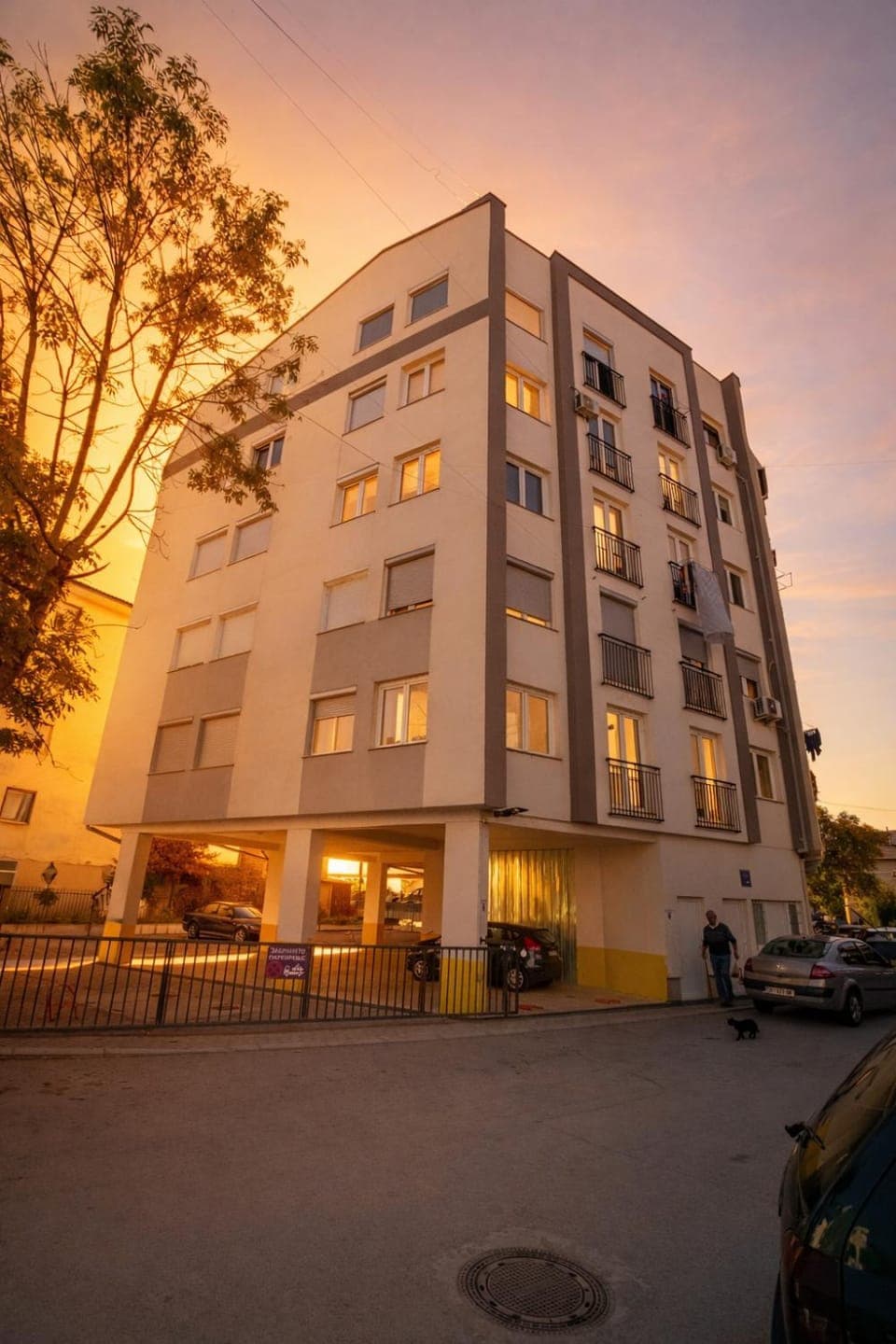 Property building, Day, Neighbourhood, Street view, Location, Parking