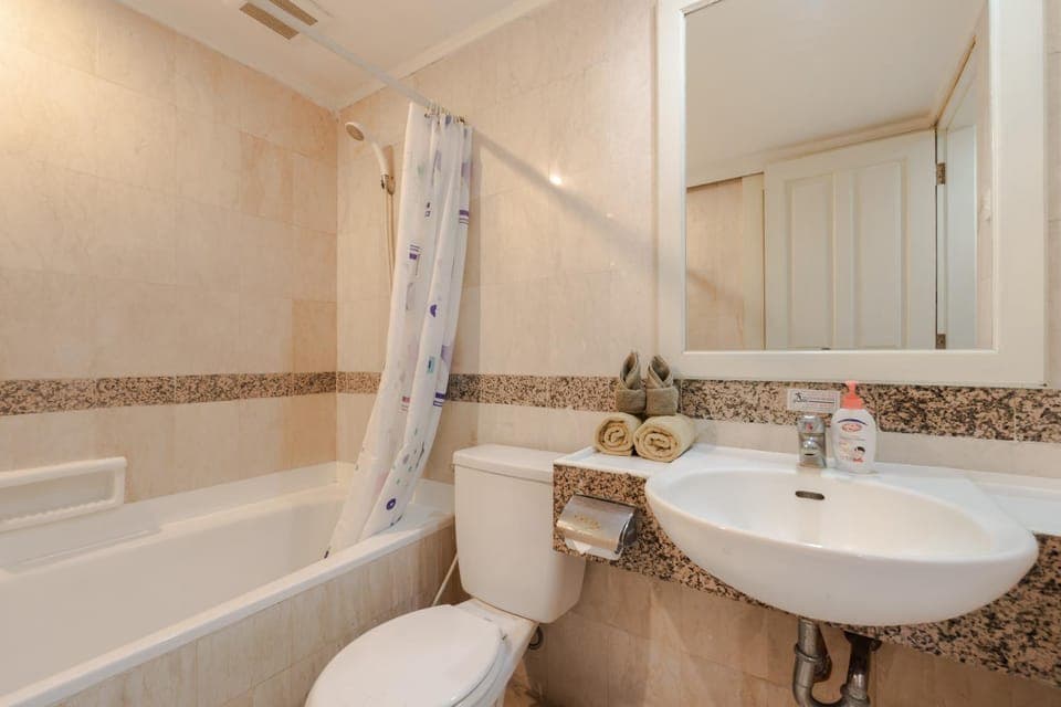 Shower, Toilet, Bathroom, Bath, towels