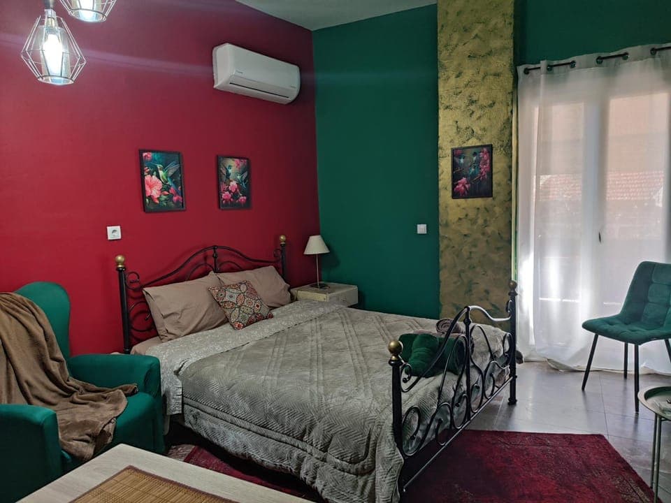 Bed, Living room, Photo of the whole room, Seating area, Bedroom, air conditioner