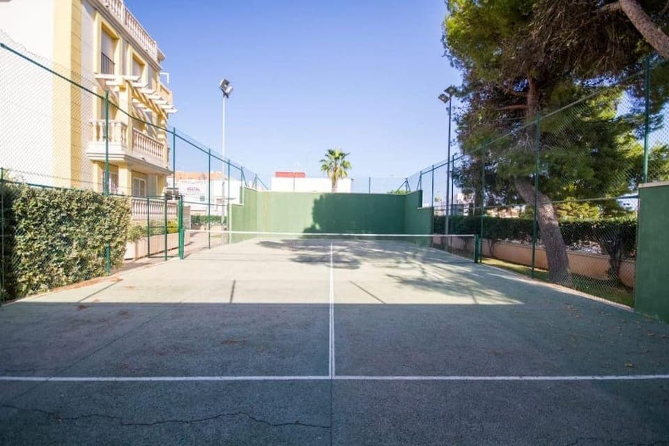 Day, Tennis court