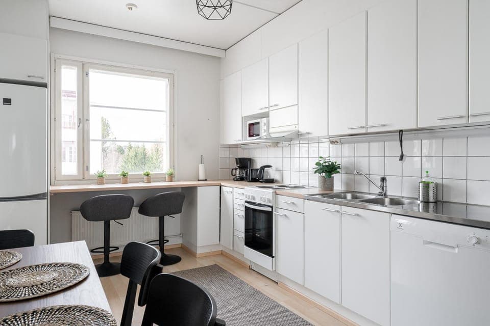 Coffee/tea facilities, Kitchen or kitchenette, dishwasher, oven, stove, kitchen