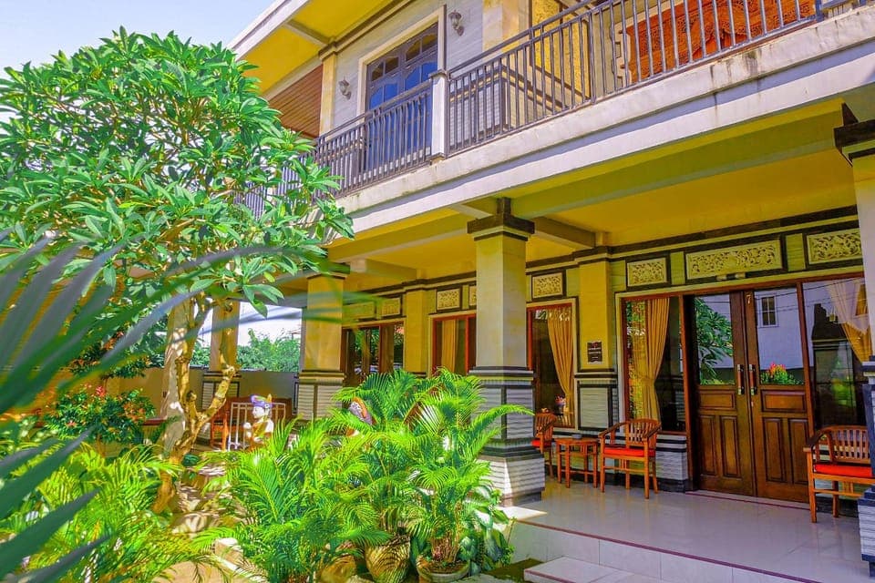 Property building, Balcony/Terrace, Decorative detail