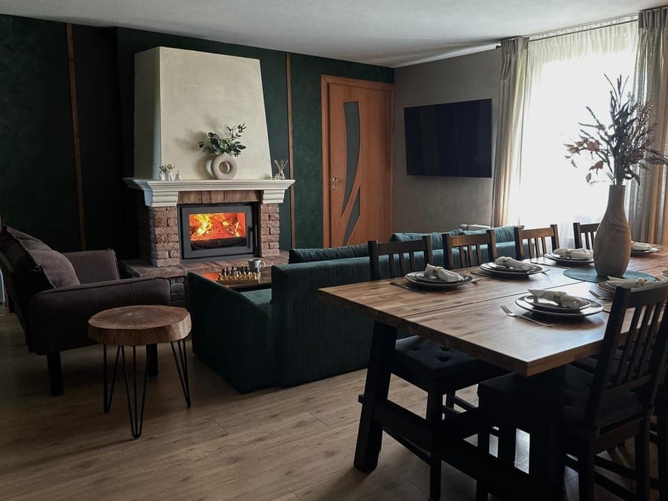 TV and multimedia, Living room, Seating area, Dining area