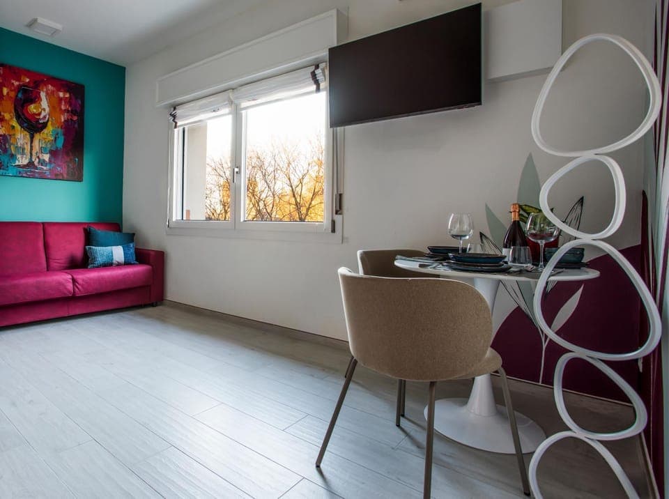 TV and multimedia, Seating area, City view, Street view, Quiet street view