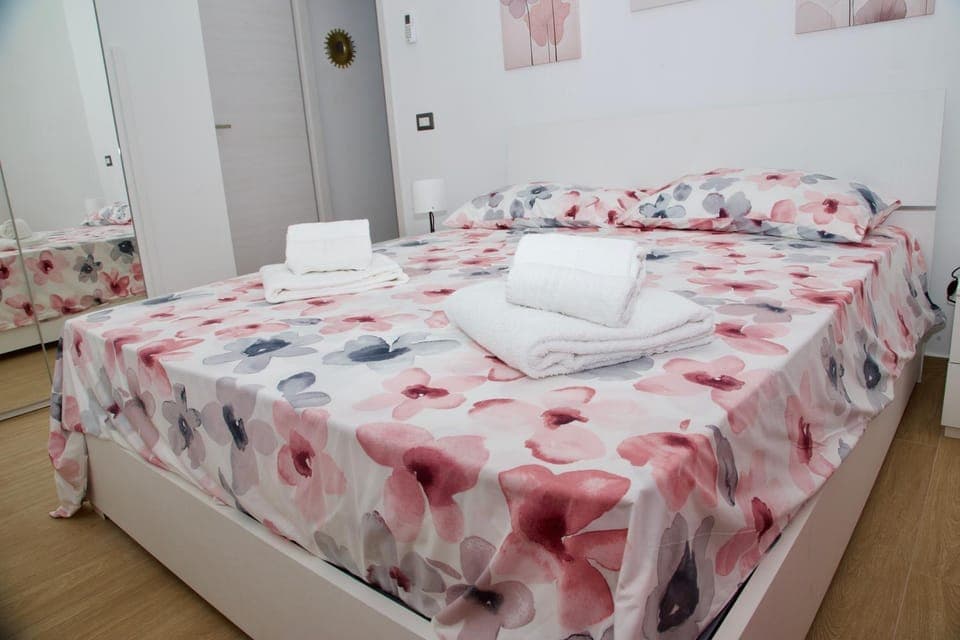 Bed, Photo of the whole room, Bedroom, towels