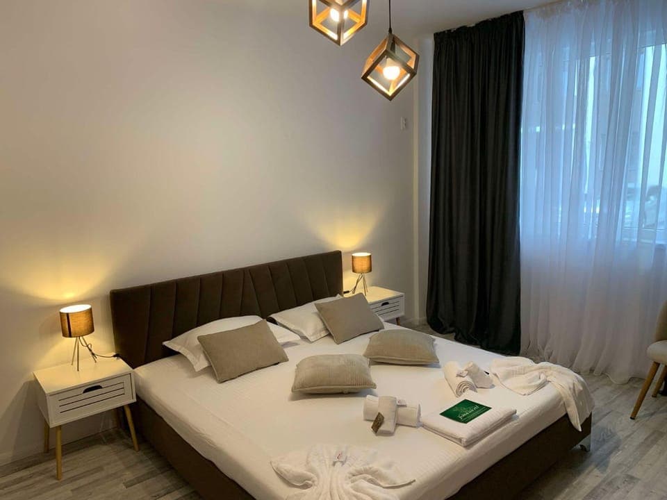 Bed, Bedroom, towels