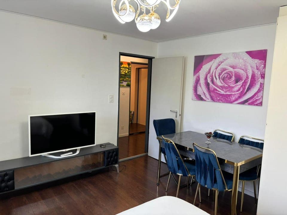 Communal lounge/ TV room, TV and multimedia, Living room, Seating area, Dining area, Evening entertainment