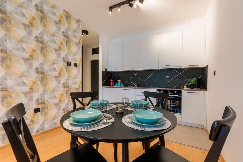 Kitchen or kitchenette, Dining area