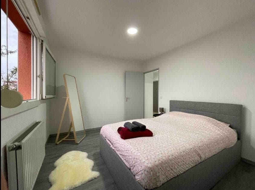 Bed, Bedroom, towels