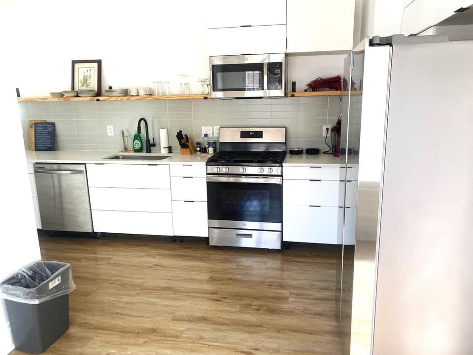 Kitchen or kitchenette, oven, stove