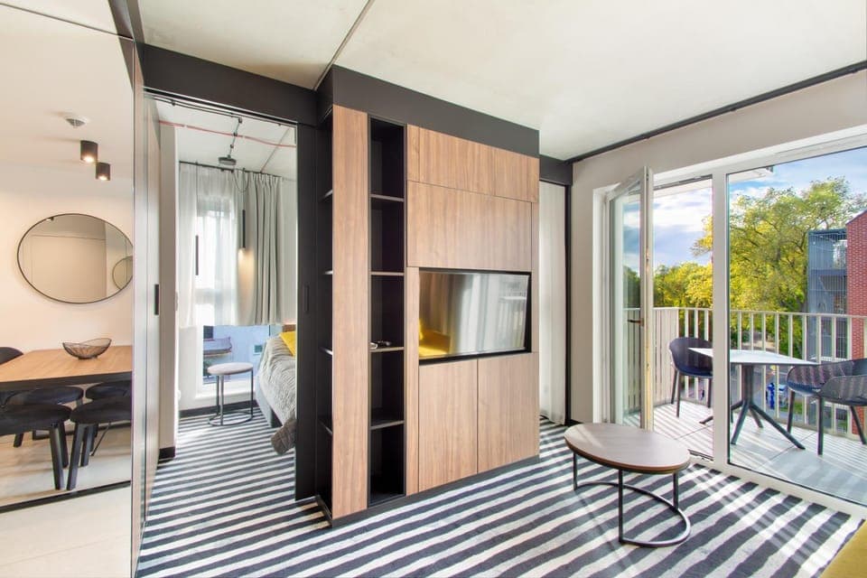 TV and multimedia, Balcony/Terrace, Living room, Seating area, Bedroom