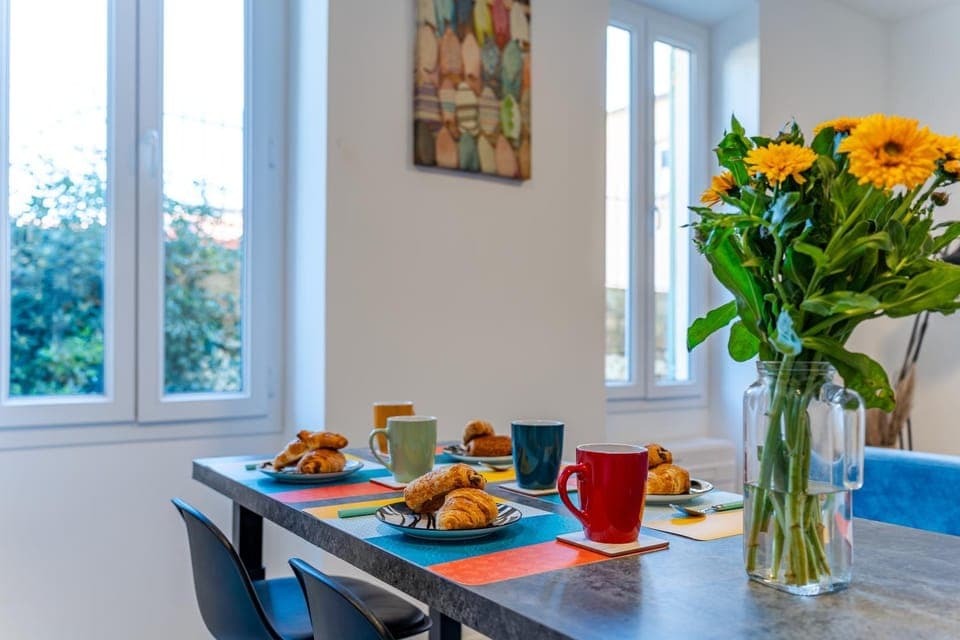 Living room, Seating area, Dining area, kitchen, air conditioner