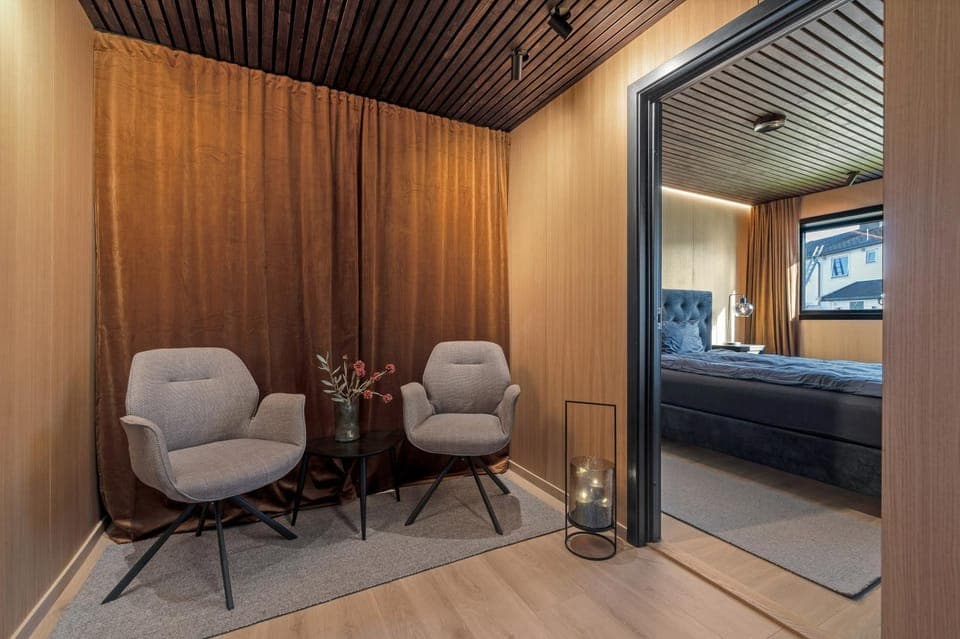 Bed, Living room, Photo of the whole room, Seating area, Bedroom