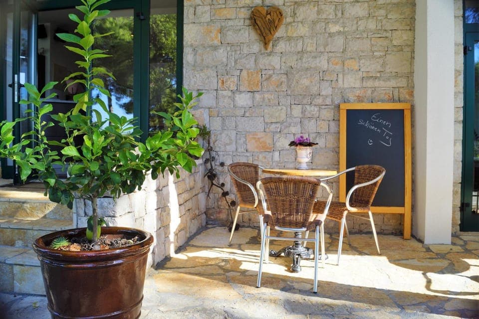 Facade/entrance, Balcony/Terrace, Decorative detail, On site