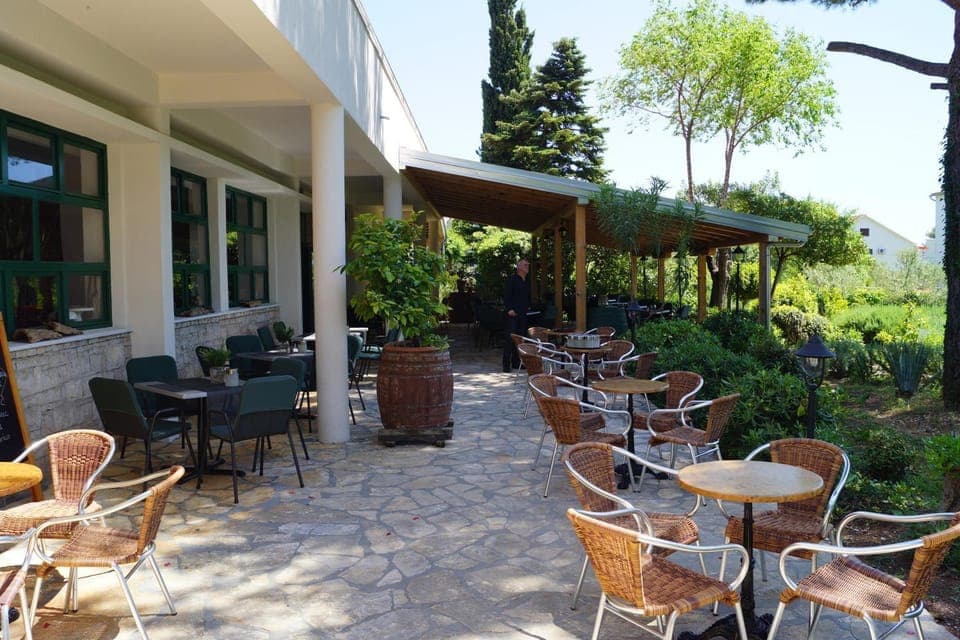 Property building, Facade/entrance, Garden, Balcony/Terrace