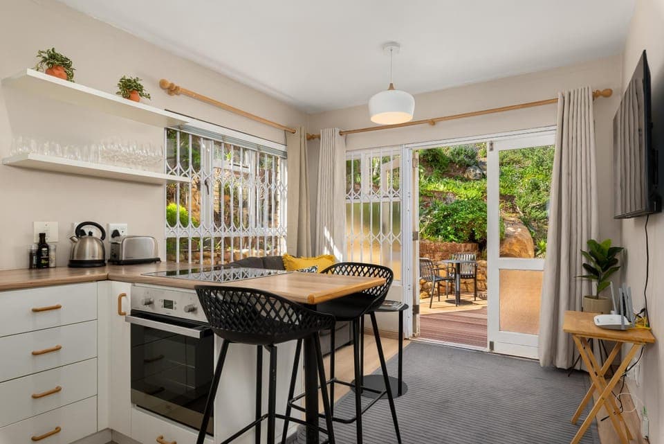 TV and multimedia, Coffee/tea facilities, Kitchen or kitchenette, Seating area, stove