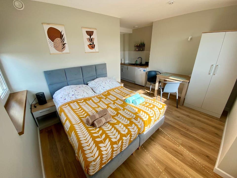 Bed, Kitchen or kitchenette, Photo of the whole room, wardrobe